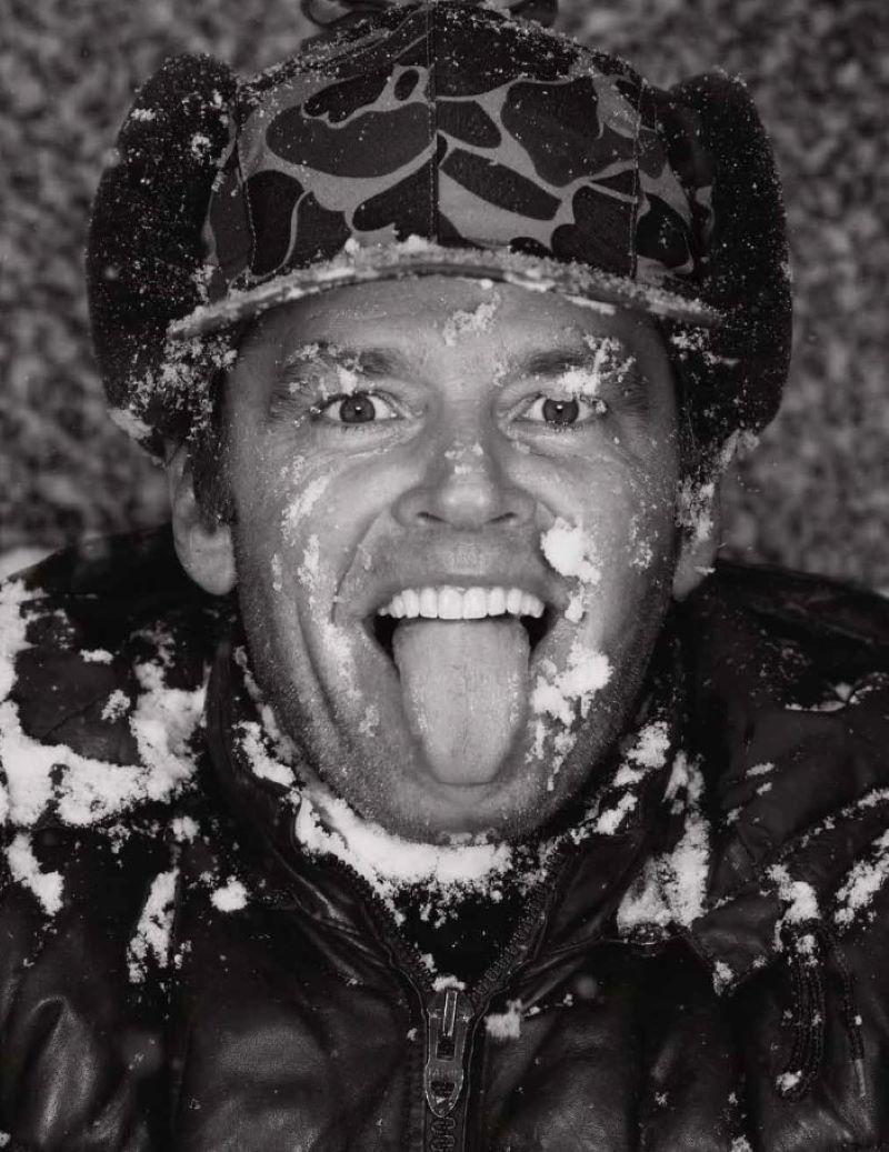 Portrait Photograph de Albert Watson - Jack Nicholson, Aspen - retrato icónico en blanco y negro en plató brillante, nieve, sombrero, lengua