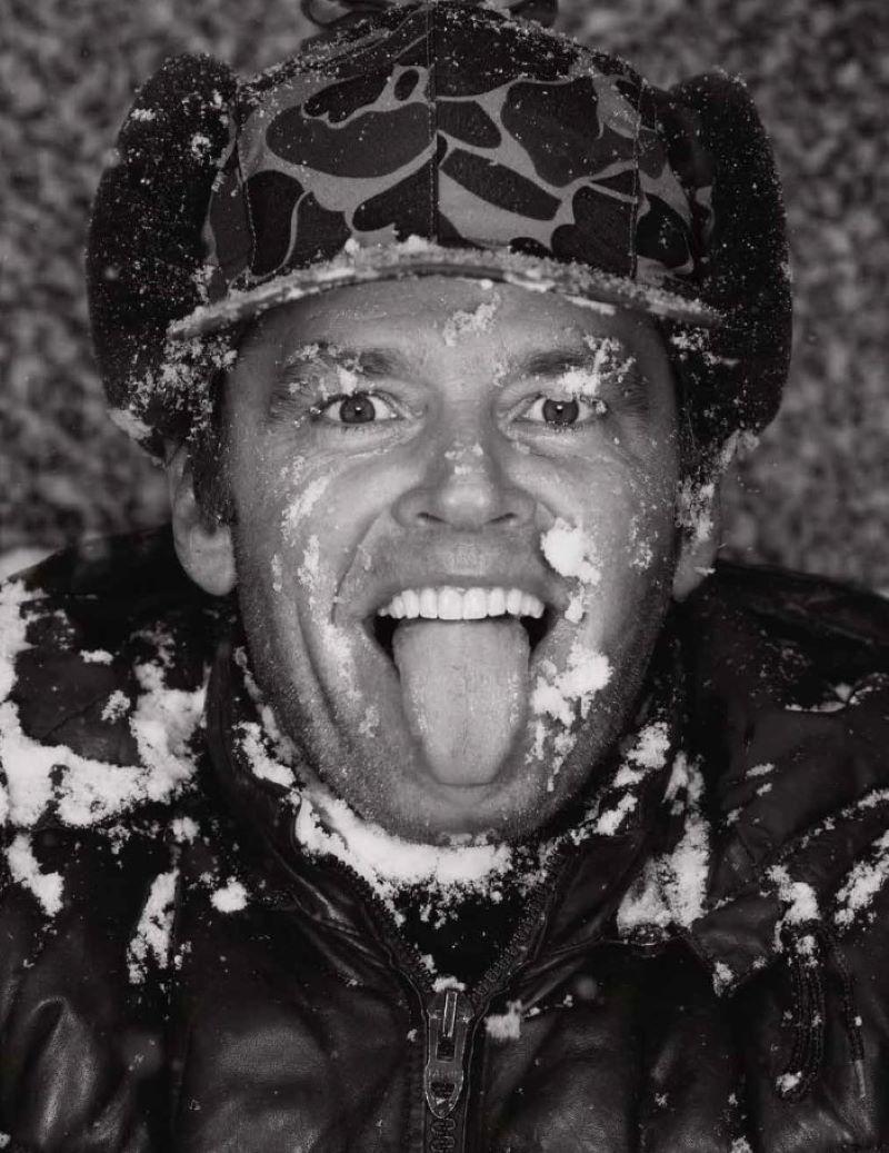 Albert Watson Portrait Photograph – Jack Nicholson, Aspen – ikonisches b&w-Porträt auf glänzendem Set, Schnee, Hut, Zunge