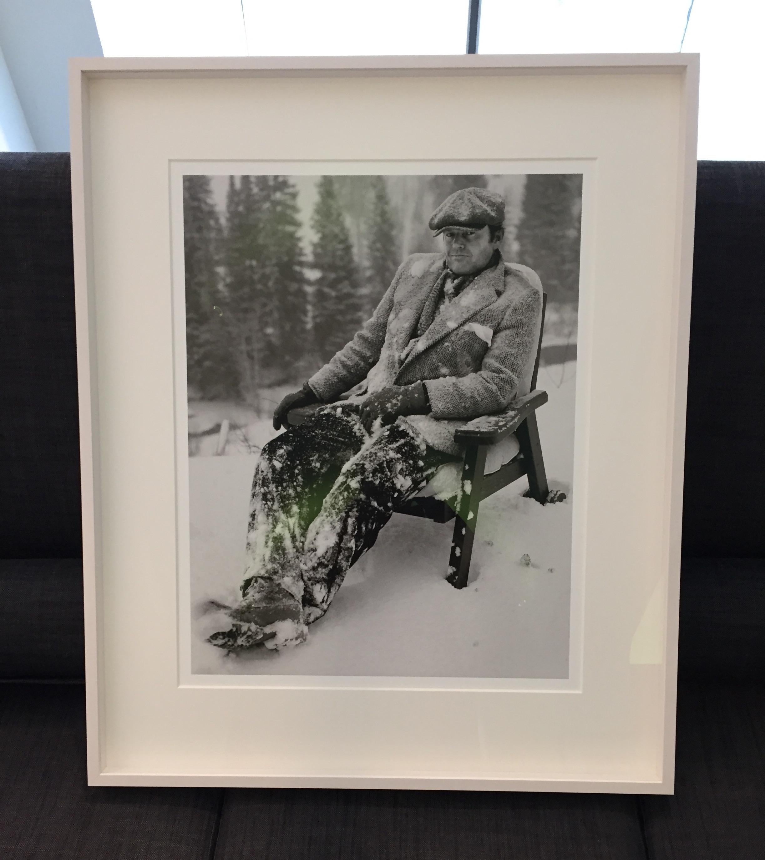 Jack Nicholson II – Schauspieler in einem mit Schnee überzogenen Holzstuhl – Photograph von Albert Watson