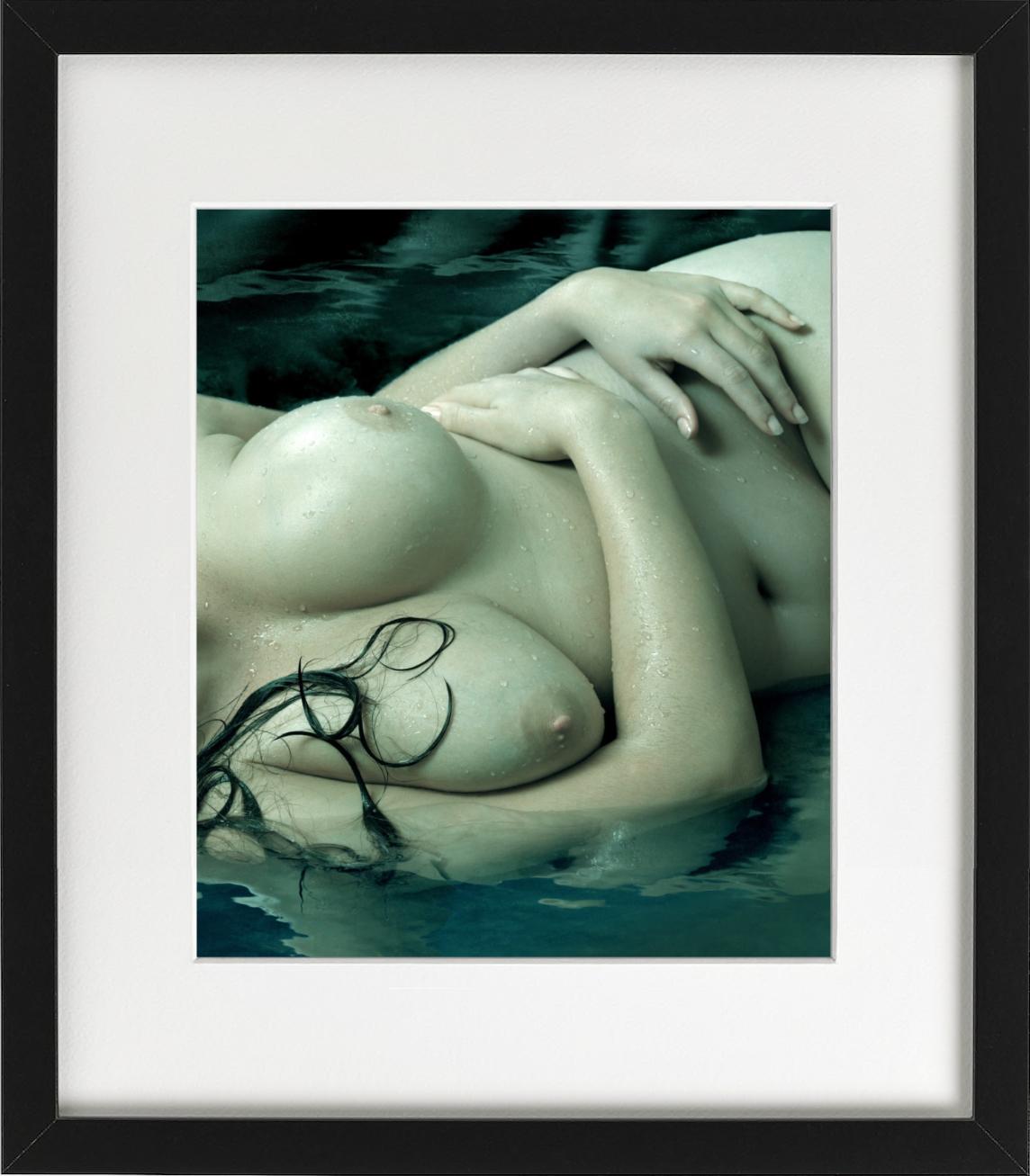 Jennifer Breasts – grün beleuchteter nackter Torso in Wasser, Pistographie der bildenden Kunst, 2011 (Schwarz), Color Photograph, von Albert Watson