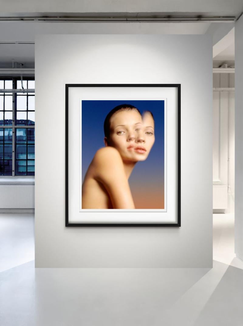 Kate Moss, Reflection on Water, photographie d'art, 1977 - Photograph de Albert Watson