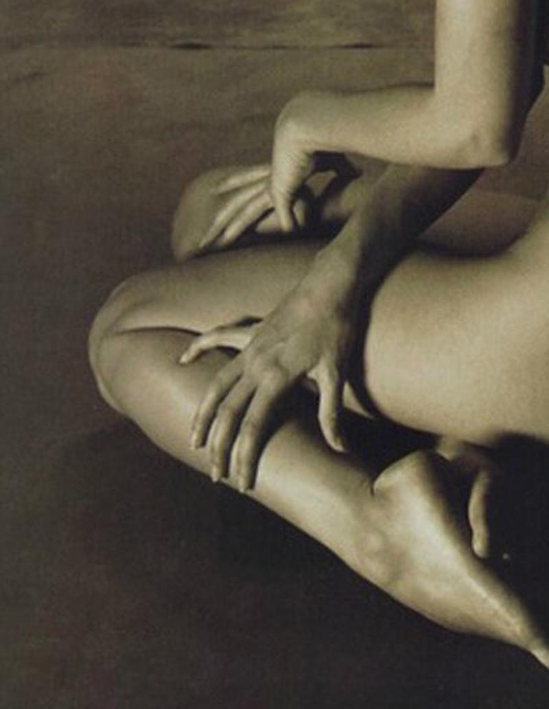 Albert WATSON (*1942, Scotland)
Kate Moss, Frontal Nude 2, 1993
Special Gelatin Silver Print
61 x 51 cm (24 x 20 1/8 in.)
Edition of 10; Ed no. 10/10

Albert Watson was born 1942 in Edinburgh, Scotland.


He currently lives and works in New York. A