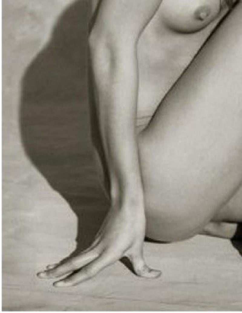 Kate Moss Frontal Nude 3 - Albert Watson, Akt, Fotografie, Schwarz-Weiß, Frau im Angebot 4
