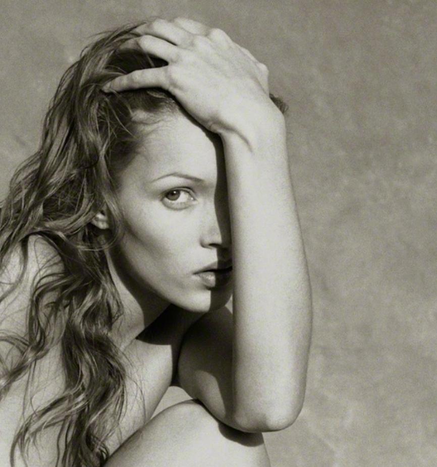 Albert WATSON (*1942, Scotland)
Kate Moss, Frontal Nude III, 1993
Archival pigment print, printed later
Sheet 91.4 x 76.2 cm (36 x 30 in.)
Edition of 10 plus 2 artist's proofs (AP 2/2)
Print only
A Label signed by the artist is provided

Albert