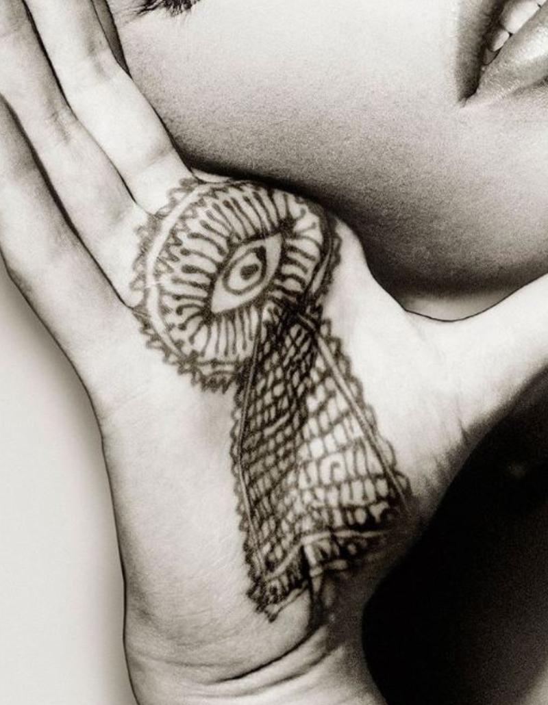 Kate Moss, Sun & Henna, Marrakech - Portrait en gros plan, photographie d'art, 1993 en vente 5
