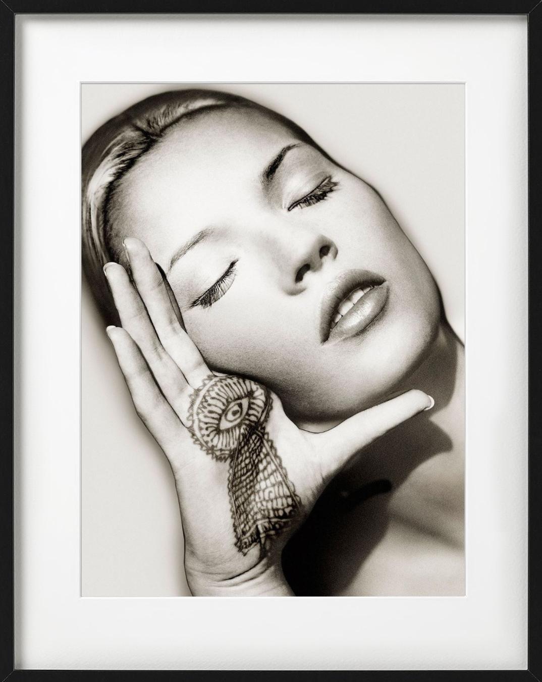 Kate Moss, Sun & Henna, Marrakech - Portrait en gros plan, photographie d'art, 1993 en vente 6
