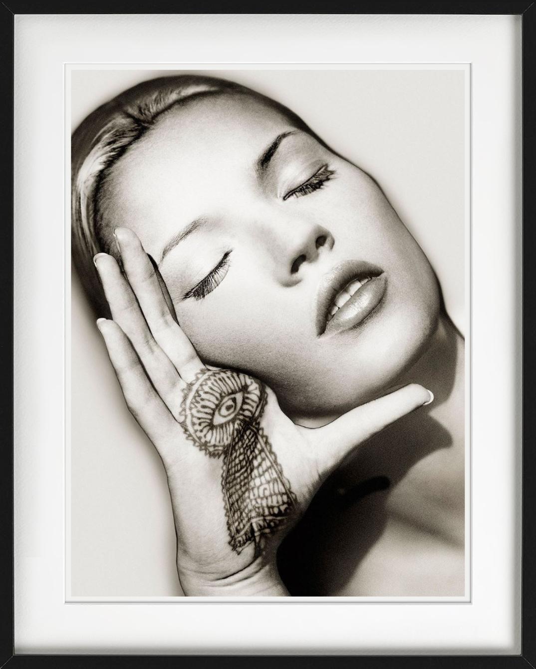 Kate Moss, Sun & Henna, Marrakech - Portrait en gros plan, photographie d'art, 1993 en vente 7