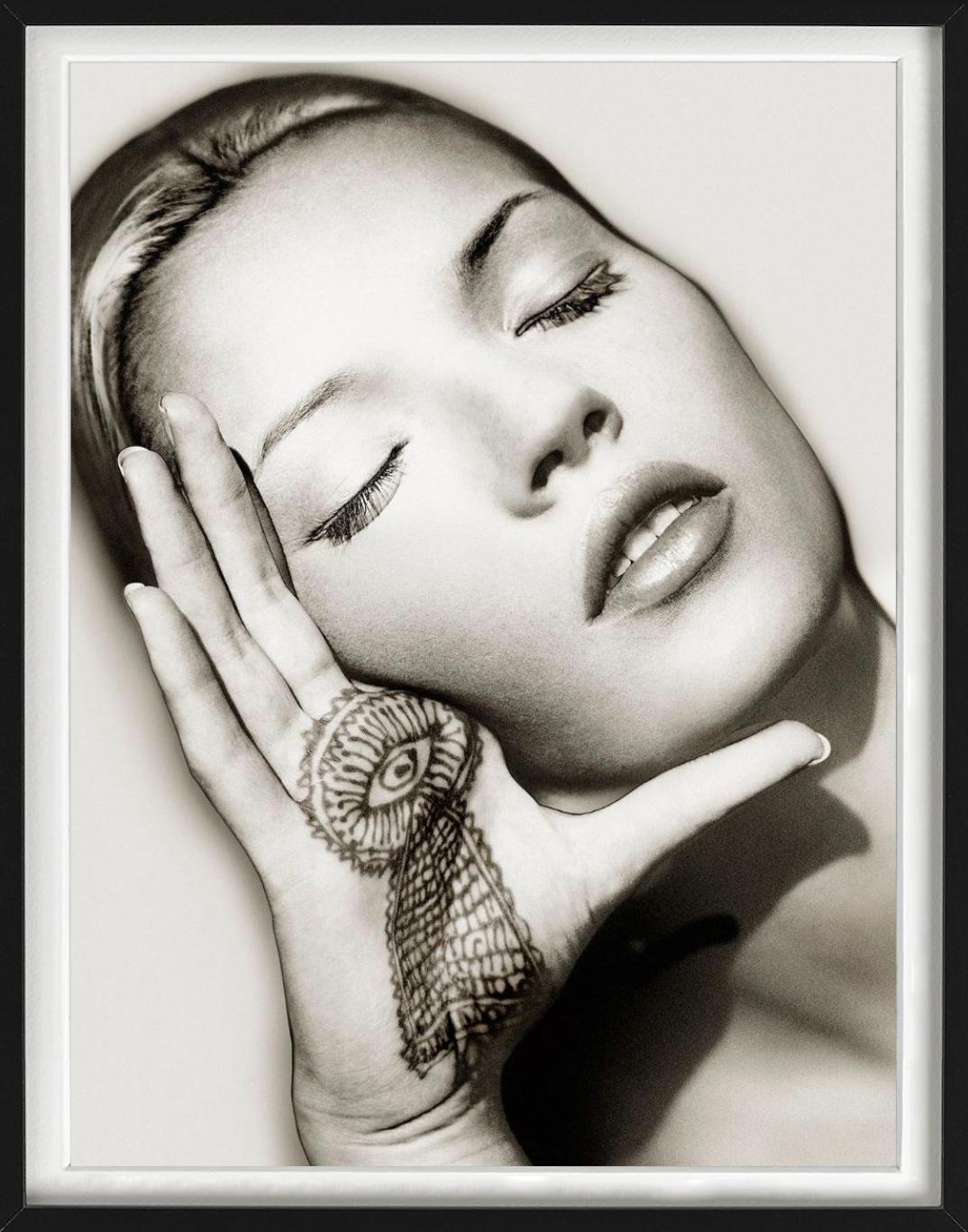 Kate Moss, Sun & Henna, Marrakech - Portrait en gros plan, photographie d'art, 1993 - Contemporain Photograph par Albert Watson