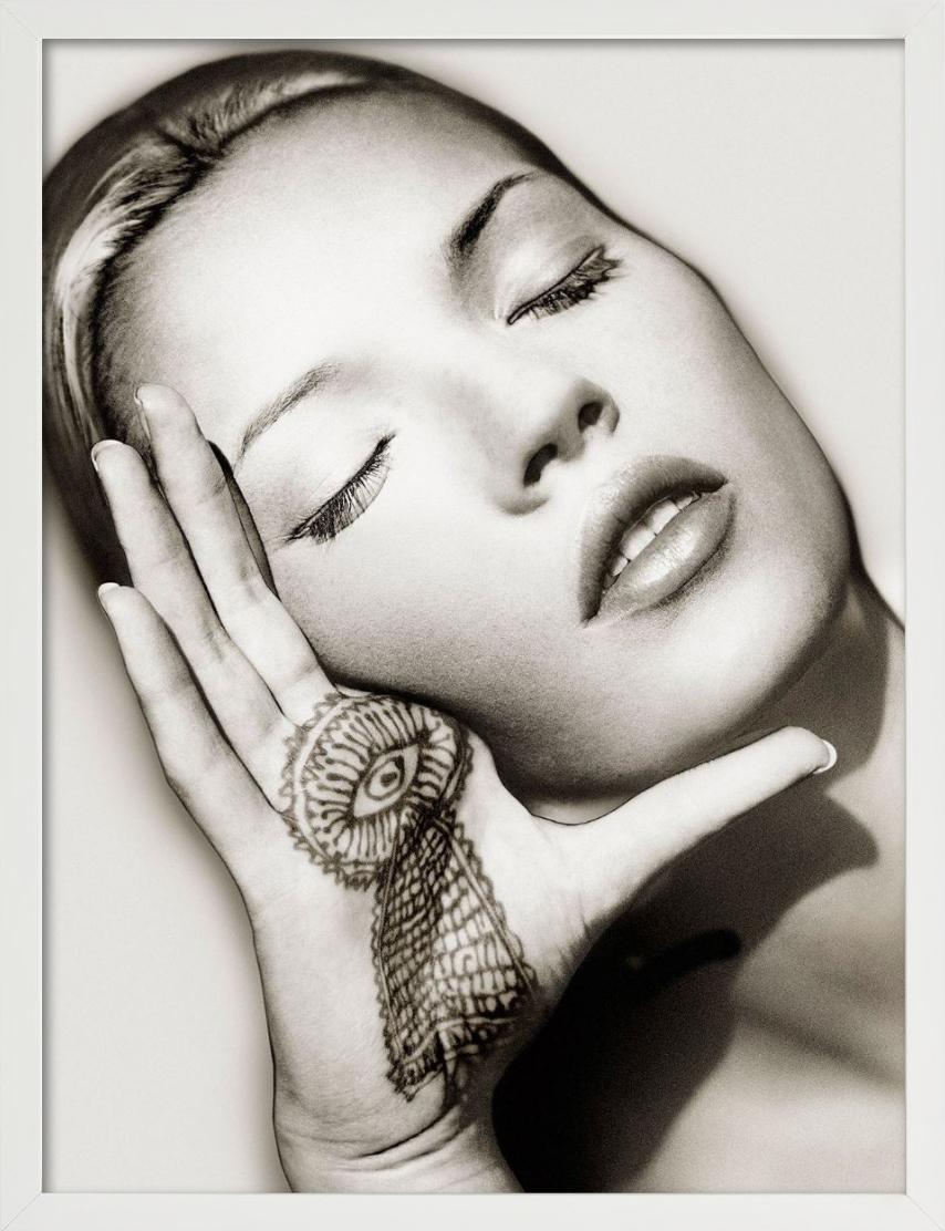Portrait en gros plan du top model Kate Moss avec un motif au henné sur la main, photographié par Albert Watson à Marrakech en 1993.

Tous les tirages sont en édition limitée. Disponible en plusieurs tailles. Encadrement haut de gamme sur