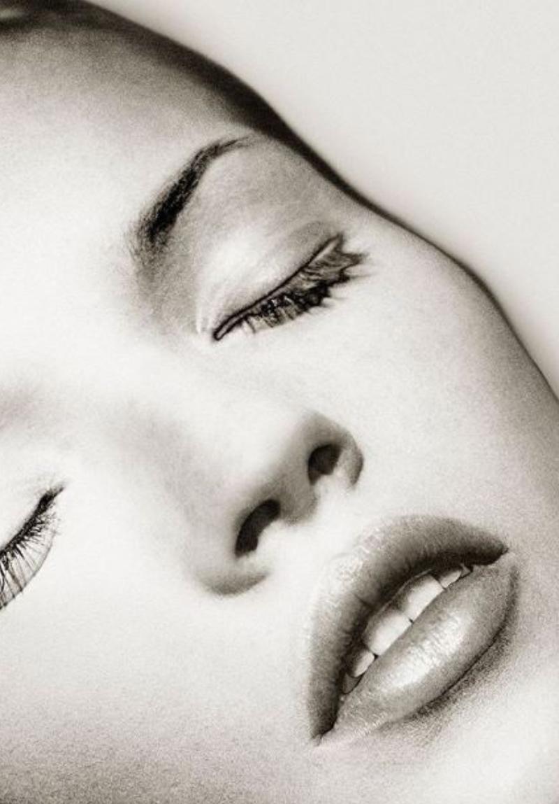 Kate Moss, Sun & Henna, Marrakech - Portrait en gros plan, photographie d'art, 1993 en vente 2