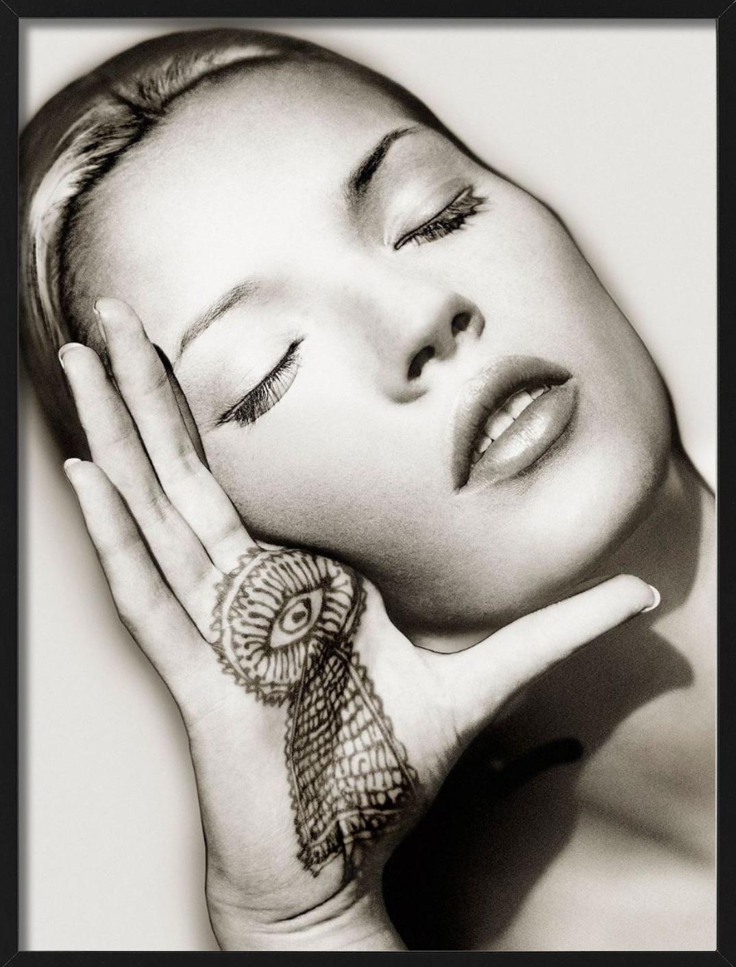 Kate Moss, Sun & Henna, Marrakech - Portrait en gros plan, photographie d'art, 1993 en vente 4