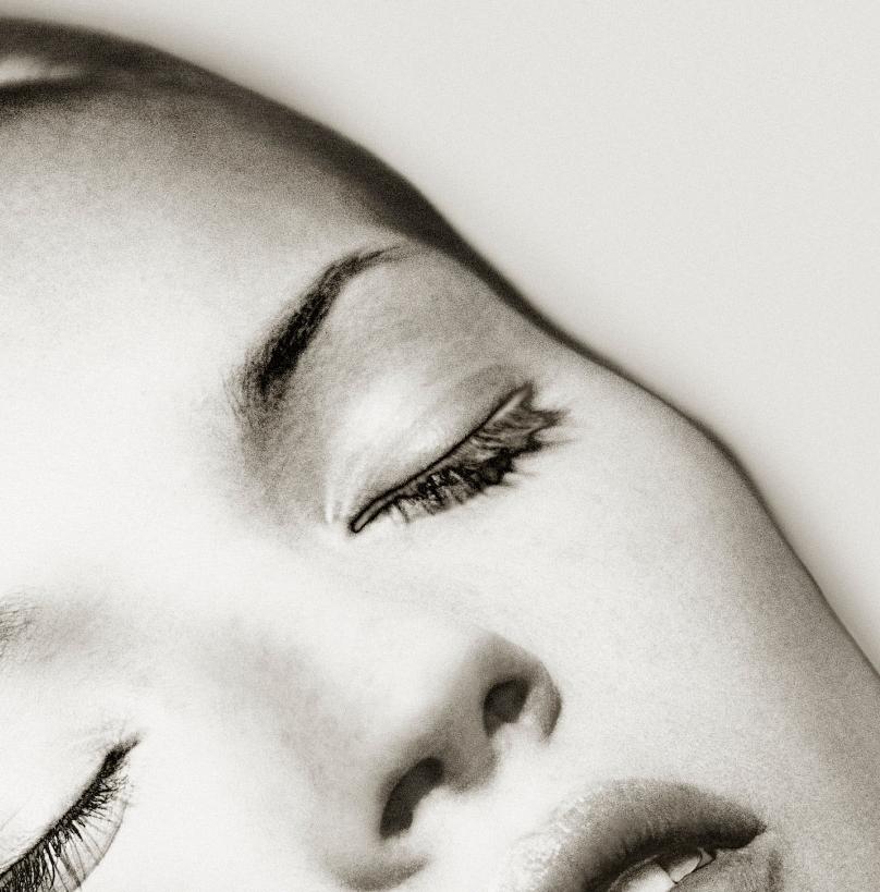 Albert Watson
Kate Moss, Sun & Henna, Marrakech, Morocco, 1993
Archival pigment print
Sheet 142 x 107 cm (55 7/8 x 42 1/8 in.)
Edition of 10 plus 2 artist's proofs
Hand-signed by artist, sticker label

Albert Watson was born 1942 in Edinburgh,