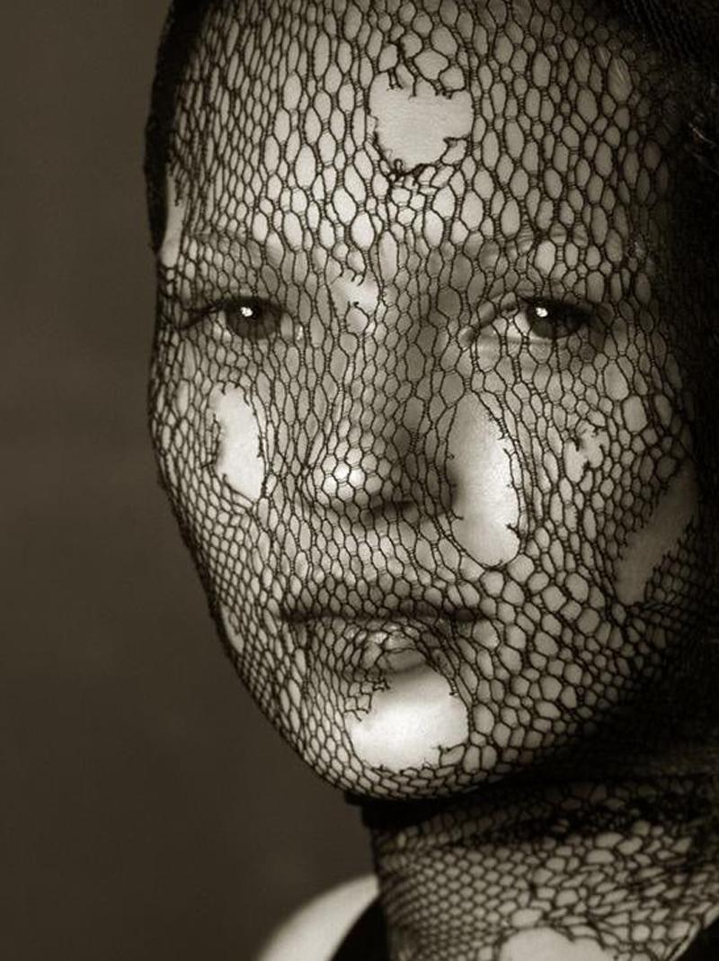 Kate Moss (Schleier) - Albert Watson, Modell, Porträt, Frau, Kunst, Fotografie im Angebot 3
