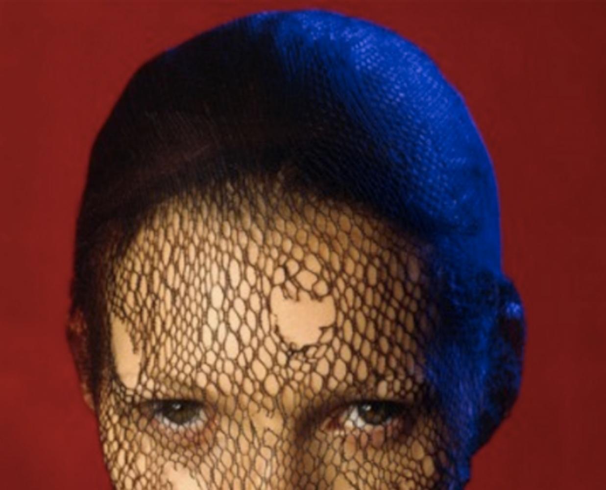 Kate Moss Schleier (Farbe) - Albert Watson, Frau, Porträt, Erotik, Celebrity, Kunst im Angebot 2