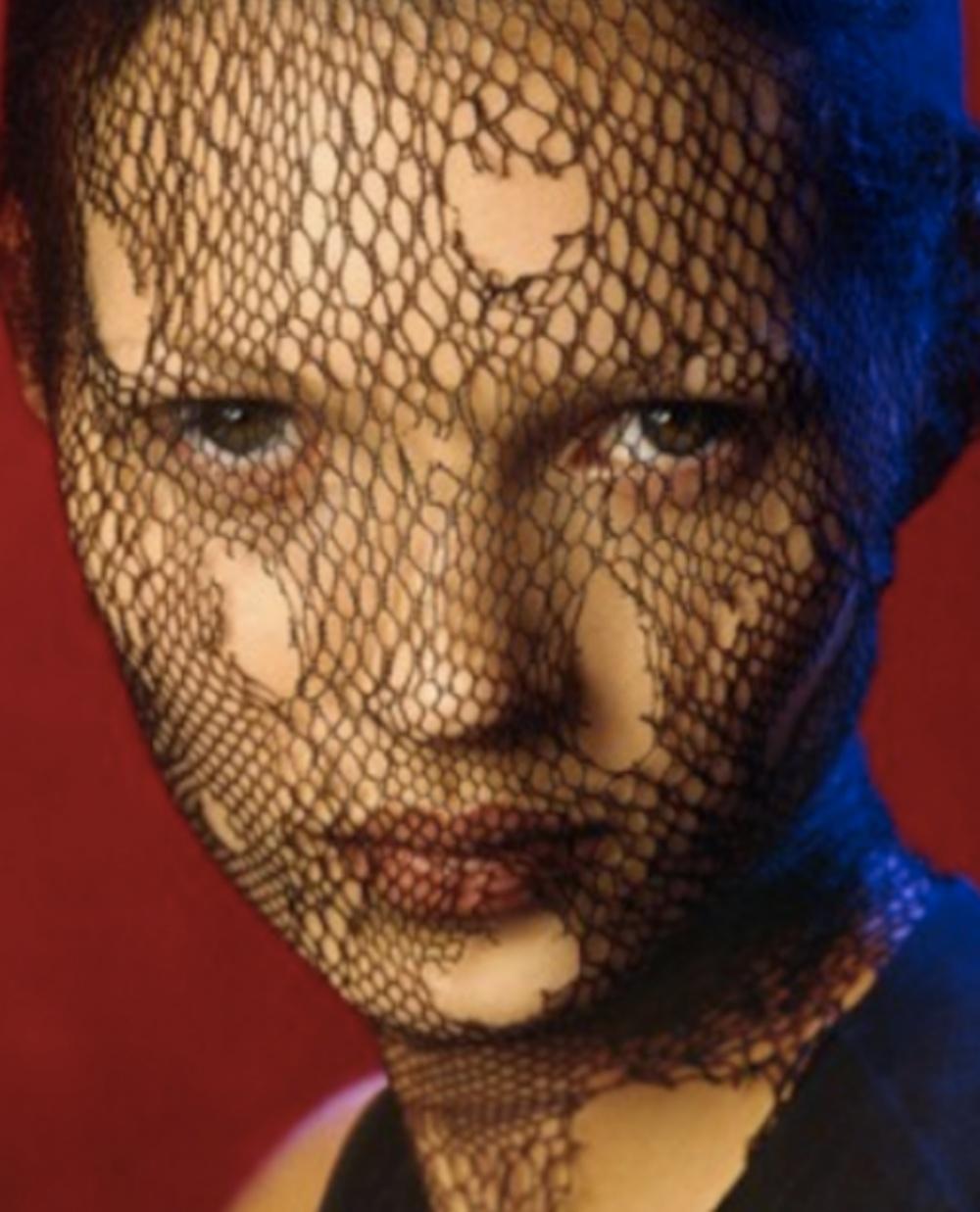 Kate Moss Schleier (Farbe) - Albert Watson, Frau, Porträt, Erotik, Celebrity, Kunst im Angebot 3