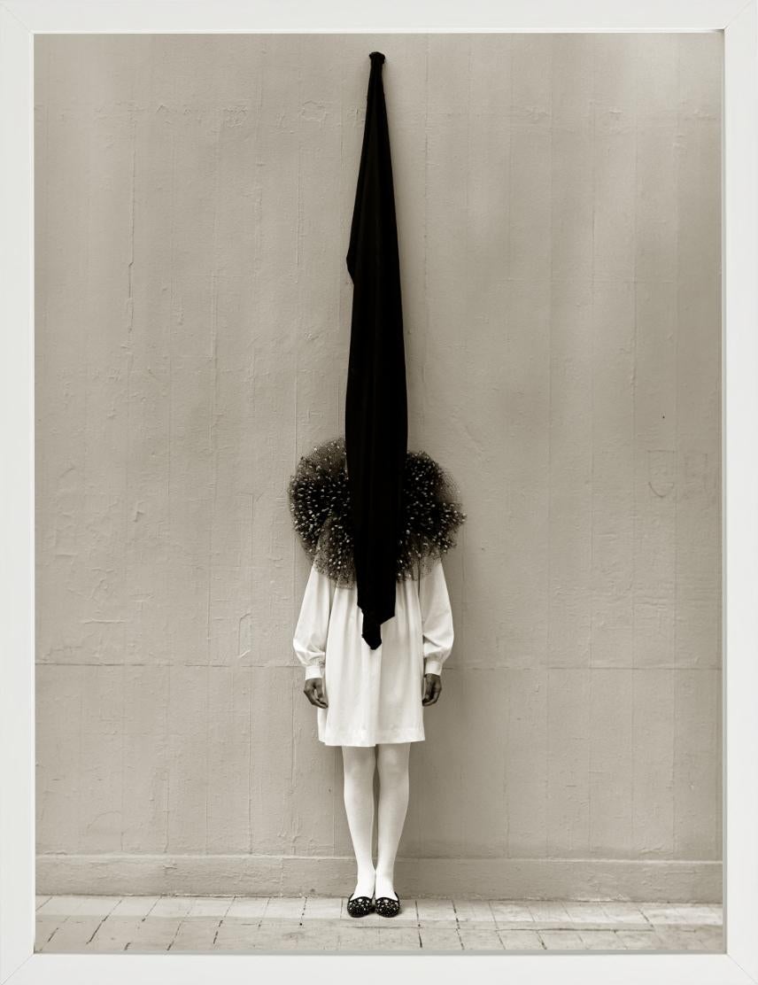Leslie Winer en Yohji Yamamoto, Londres - modelo con un diseño extravagante - Photograph Contemporáneo de Albert Watson