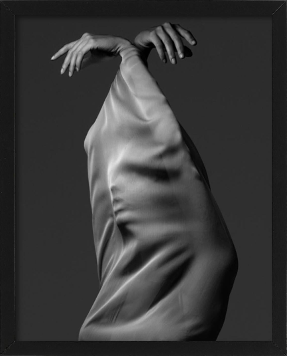Mayra, NYC - Ritratto astratto ricoperto di tessuto, Fotografia d'autore, 2009 in vendita 5
