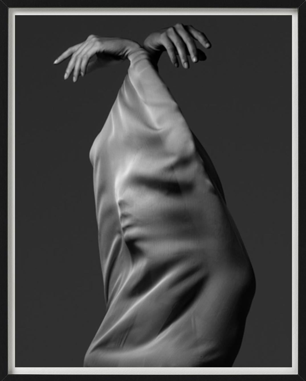 Mayra, NYC - Ritratto astratto ricoperto di tessuto, Fotografia d'autore, 2009 - Photograph di Albert Watson