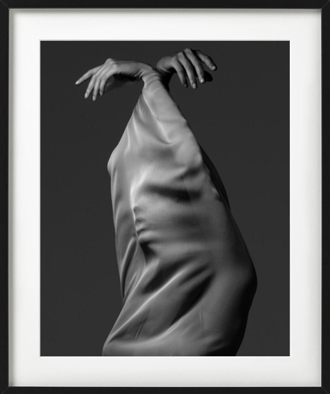 Mayra, NYC - Ritratto astratto ricoperto di tessuto, Fotografia d'autore, 2009 - Figurative Photograph Grigio di Albert Watson