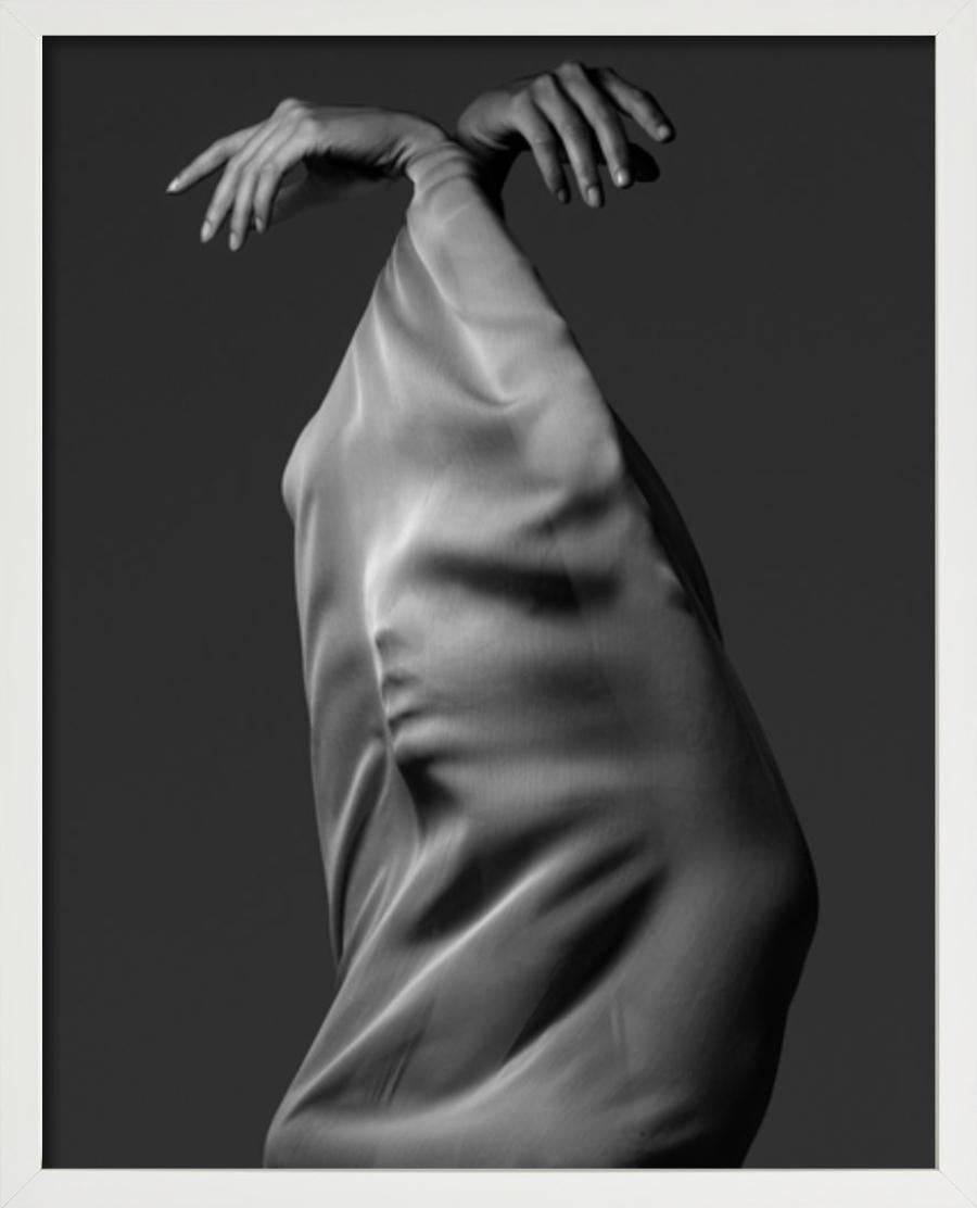 Mayra, NYC - Ritratto astratto ricoperto di tessuto, Fotografia d'autore, 2009 in vendita 2