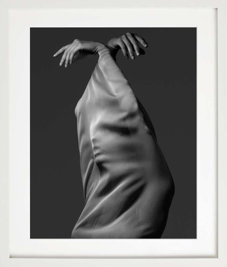 Mayra, NYC - Ritratto astratto ricoperto di tessuto, Fotografia d'autore, 2009 in vendita 4