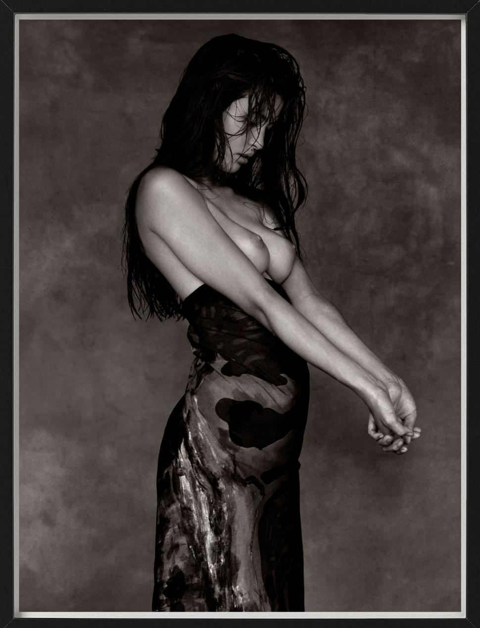 Monica Gripman - nue dans une jupe, photographie d'art, 1988 - Noir Nude Photograph par Albert Watson