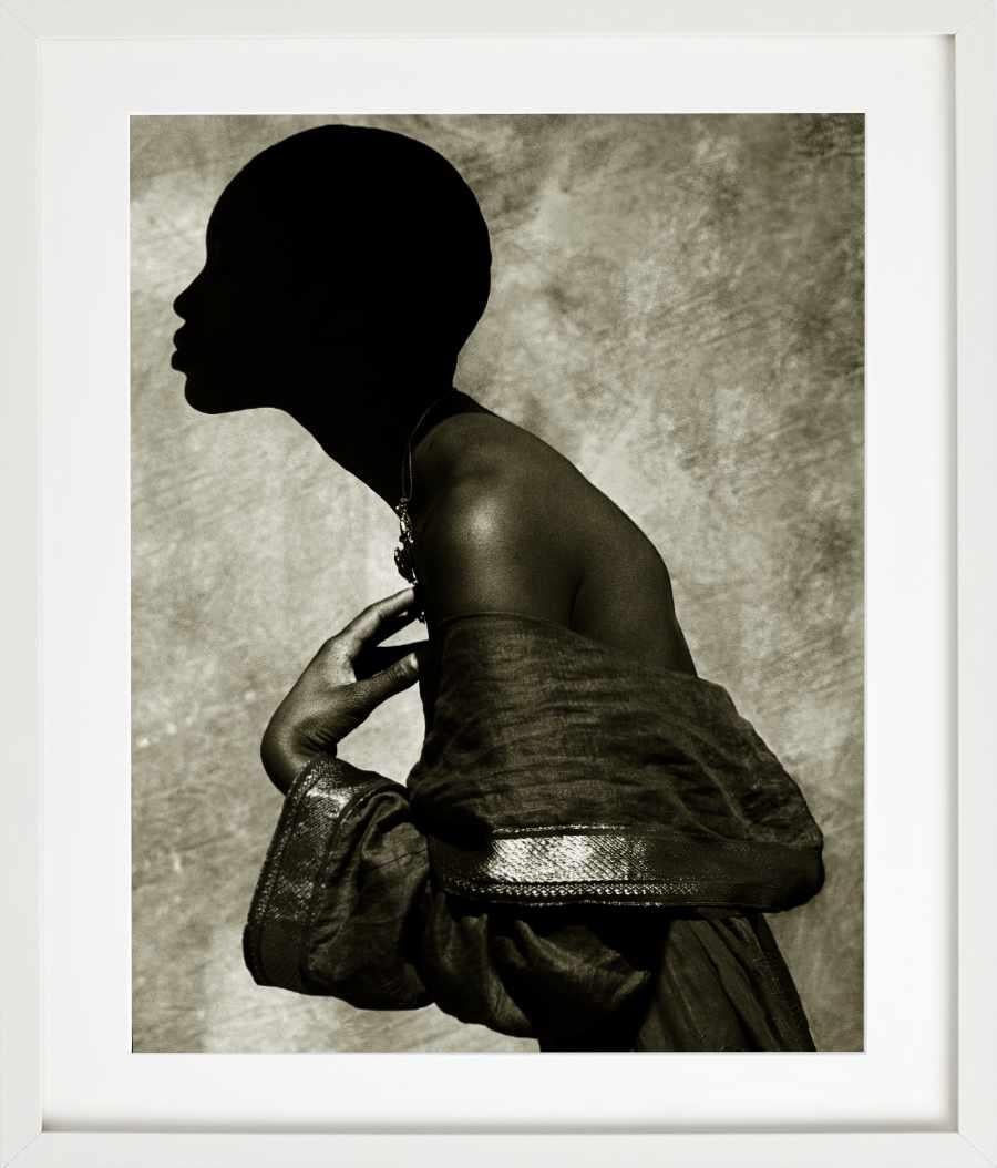 „Naomi Campbell, Palm Springs“ –  Side Profile in b&w, Kunstfotografie 1989 im Angebot 1