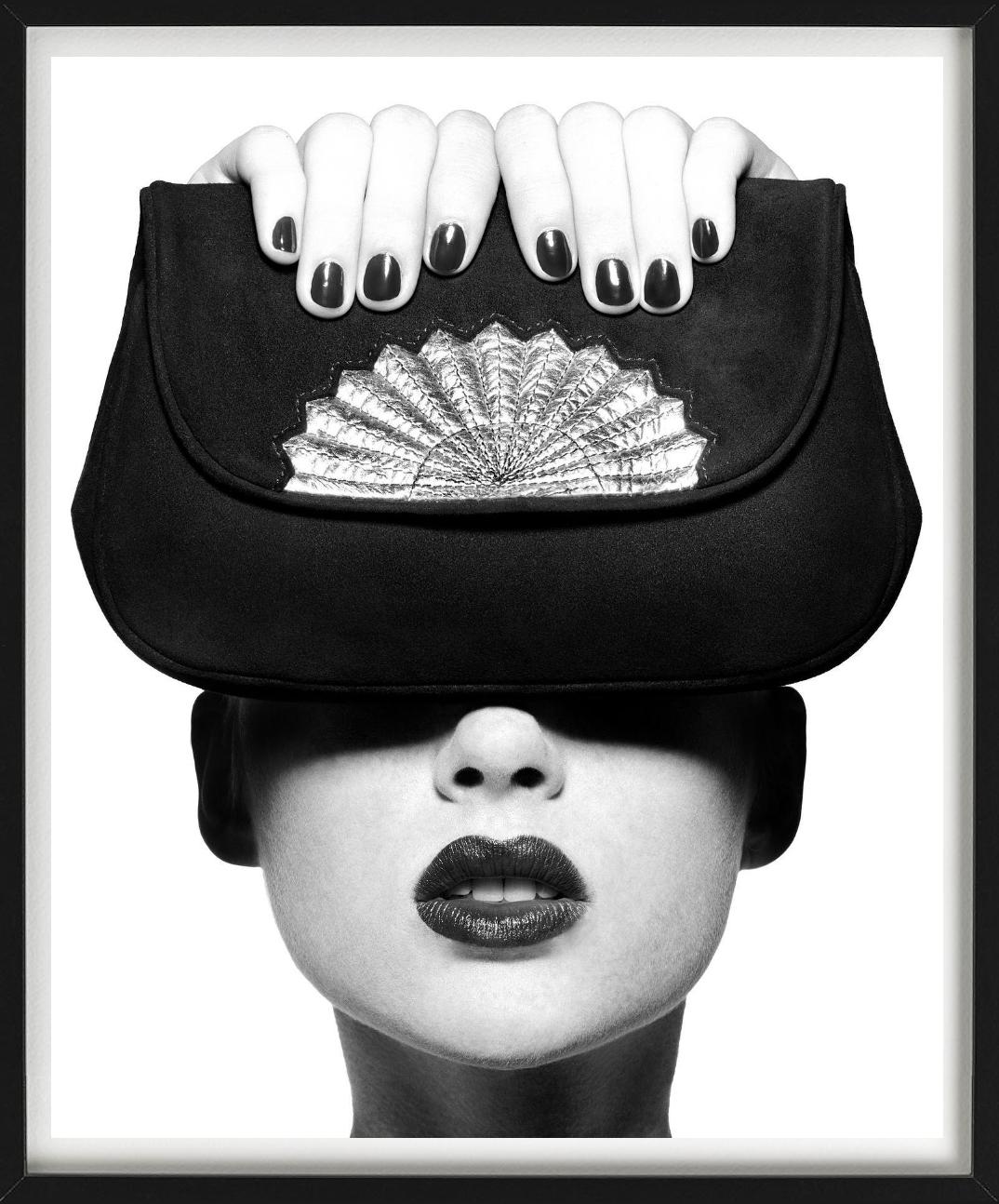 Pochette Chloe, French Vogue - Portrait avec sac, Fine Art Photogrpahy, 1979 - Photograph de Albert Watson