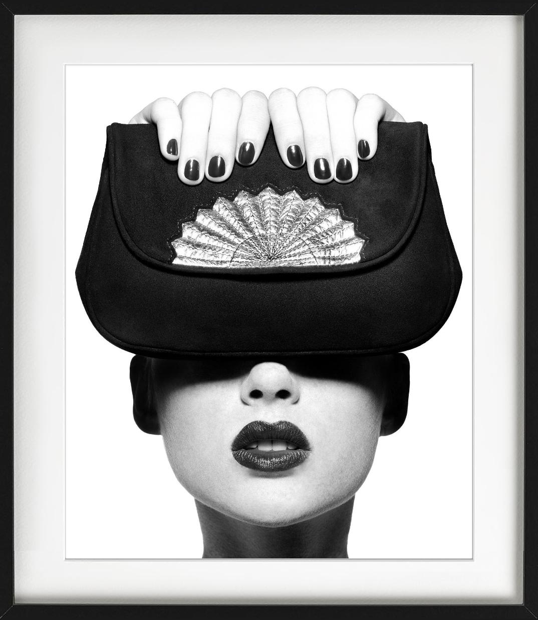 Pochette Chloe, French Vogue - Portrait avec sac, Fine Art Photogrpahy, 1979 - Noir Figurative Photograph par Albert Watson