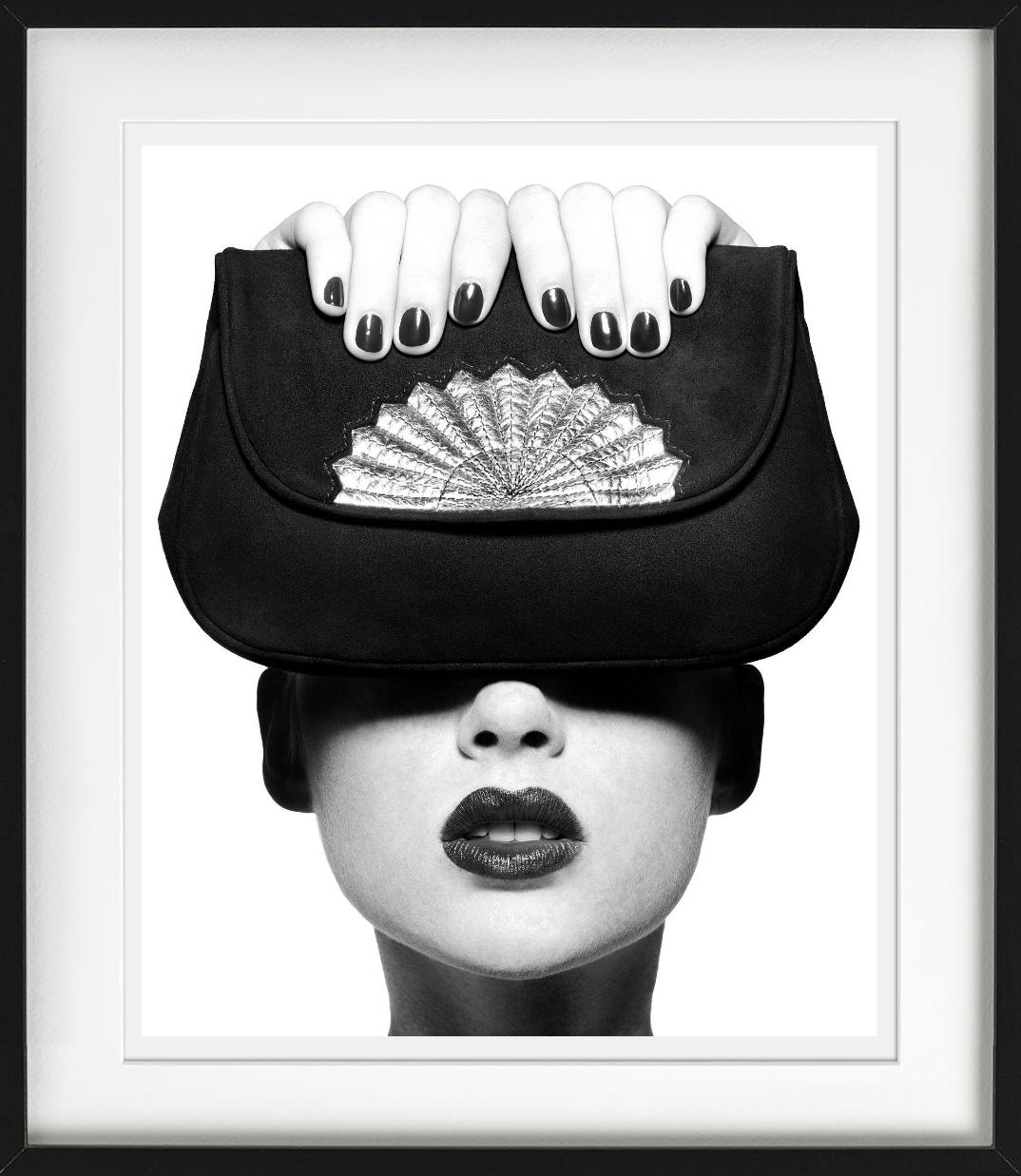 Demi portrait avec sac Pochette Chole et mains, photographié par Albert Watson en 1979 pour Vogue France.

Tous les tirages sont en édition limitée. Disponible en plusieurs tailles. Encadrement haut de gamme sur demande.

Toutes les impressions sont