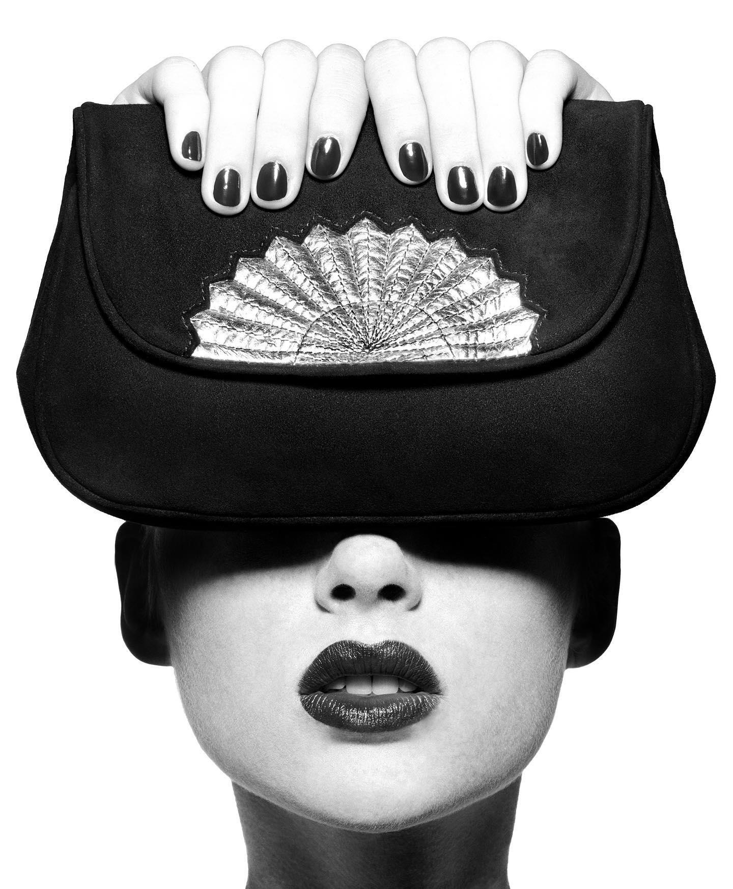 Figurative Photograph Albert Watson - Pochette Chloe, French Vogue - Portrait avec sac, Fine Art Photogrpahy, 1979