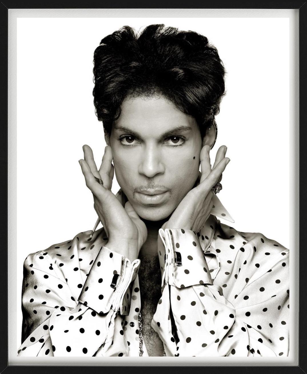 Prince, Cleveland – Porträt in einer Polkadot-Bluse, Kunstfotografie, 2004 – Photograph von Albert Watson
