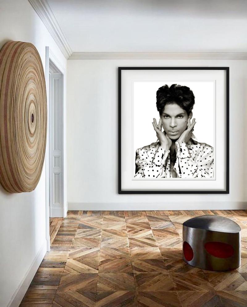 Prince, Cleveland – Porträt in einer Polkadot-Bluse, Kunstfotografie, 2004 (Zeitgenössisch), Photograph, von Albert Watson