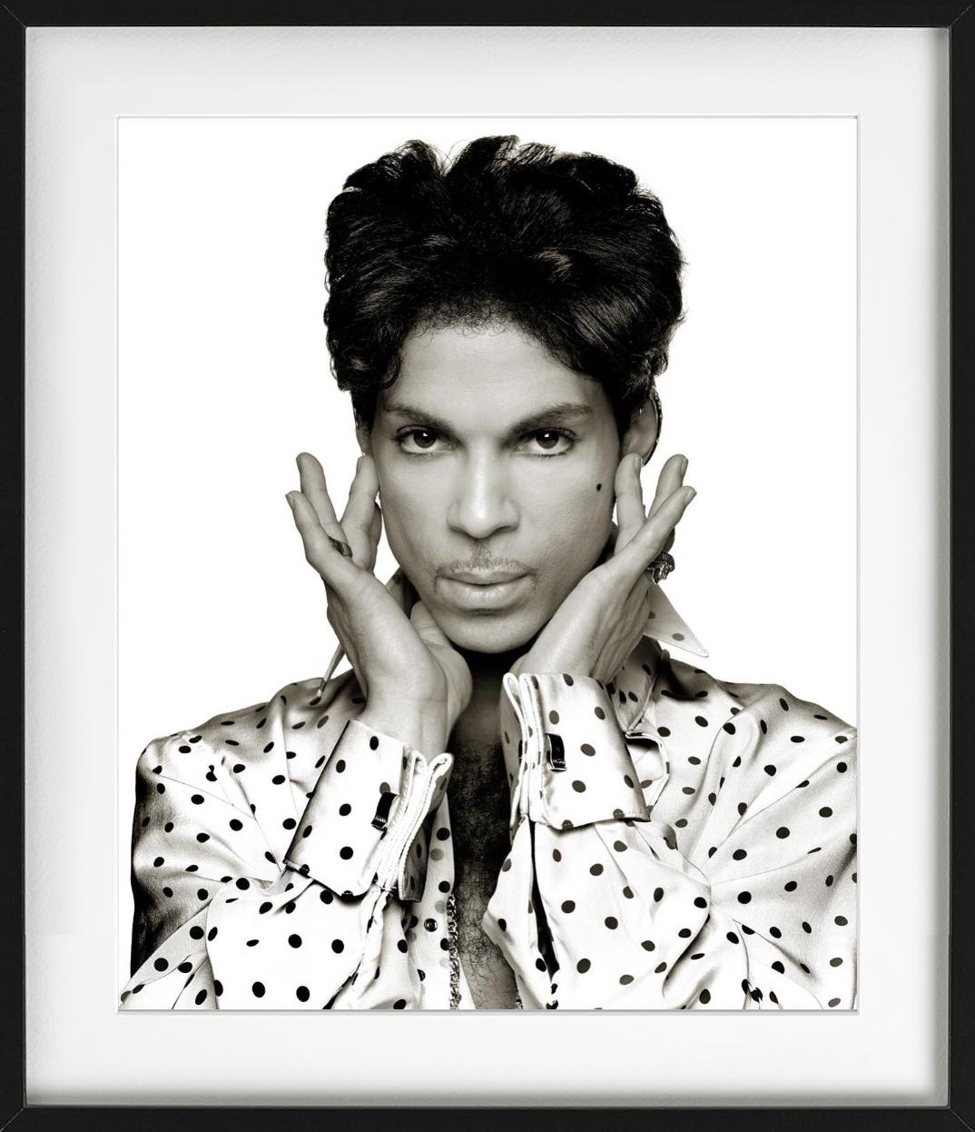 Prince, Cleveland – Porträt in einer Polkadot-Bluse, Kunstfotografie, 2004 (Grau), Portrait Photograph, von Albert Watson