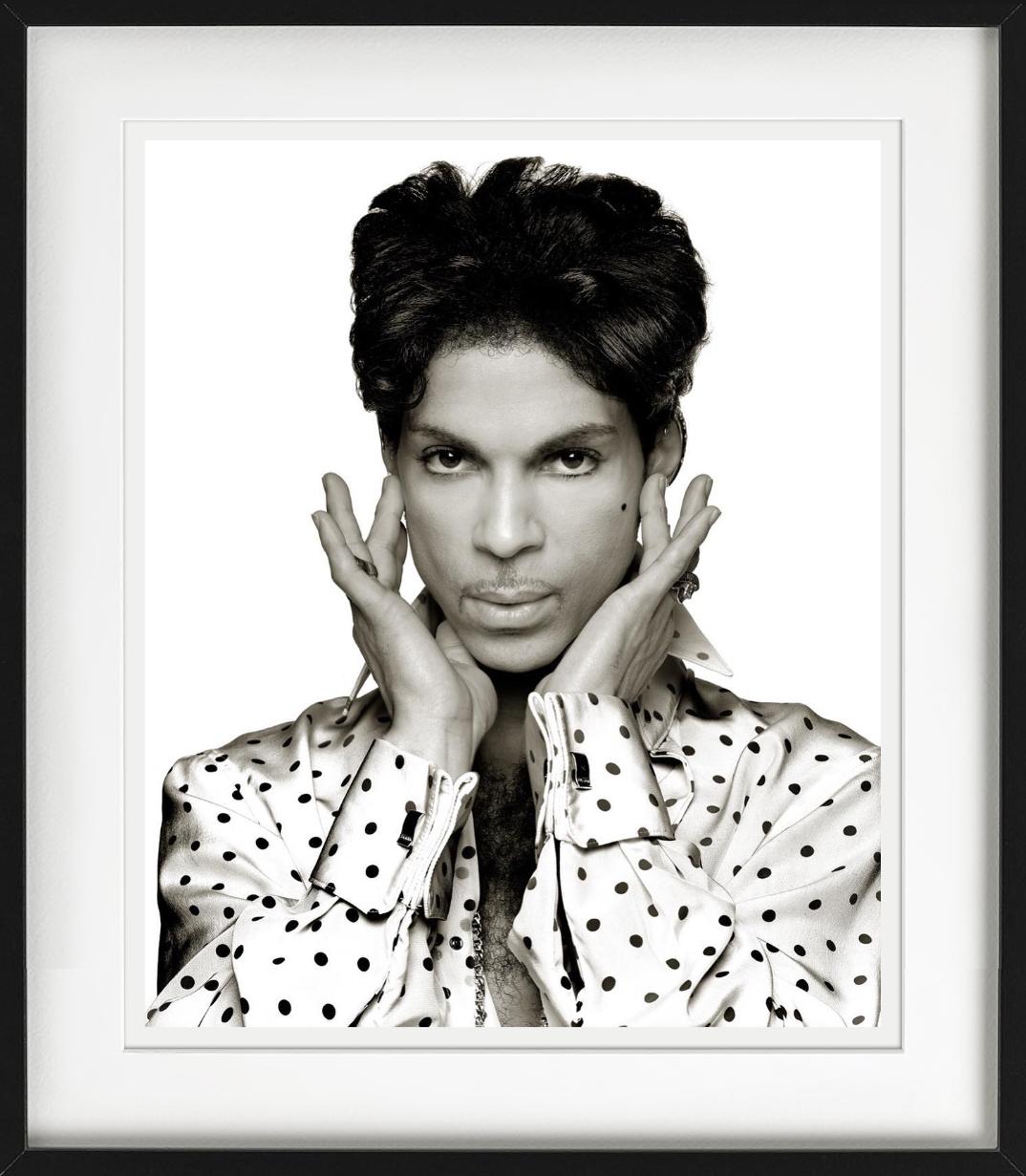 Schwarz-Weiß-Porträt des Popstars Prince in einer Polkadot-Bluse, fotografiert von  Albert Watson im Jahr 2004.

Alle Drucke sind in limitierter Auflage erhältlich. Erhältlich in mehreren Größen. Hochwertige Einrahmung auf Anfrage.

Alle Drucke
