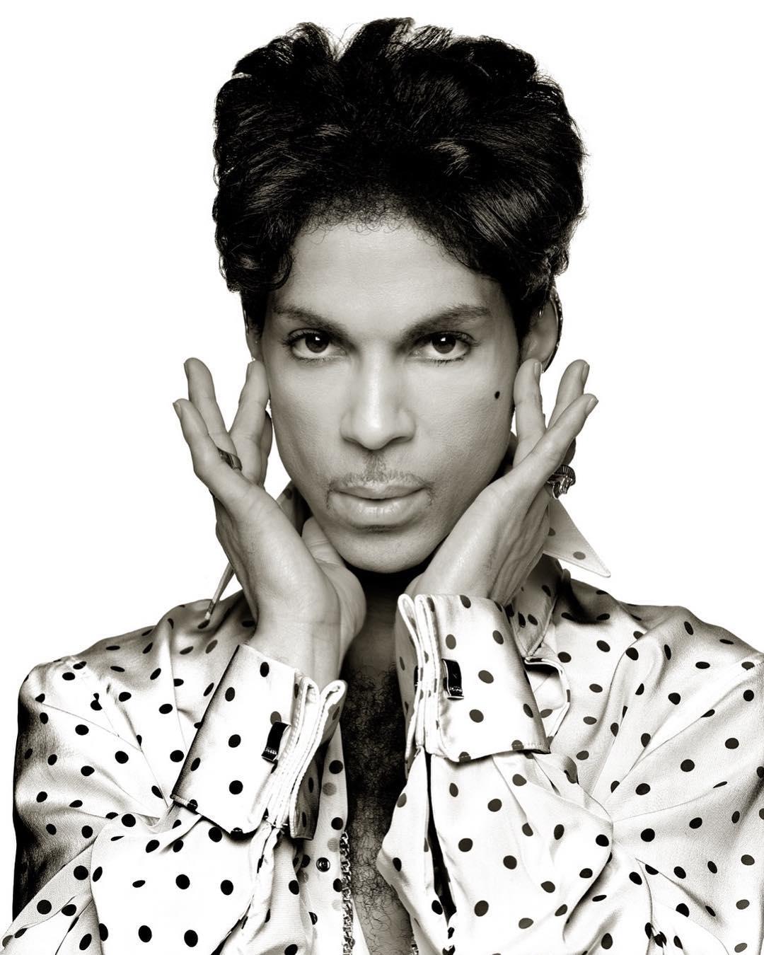 Albert Watson Portrait Photograph – Prince, Cleveland – Porträt in einer Polkadot-Bluse, Kunstfotografie, 2004