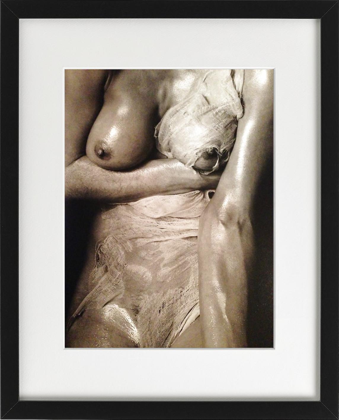 Rachel Williams – nackter Torso aus gerafftem Stoff, Kunstfotografie 1995 (Braun), Color Photograph, von Albert Watson