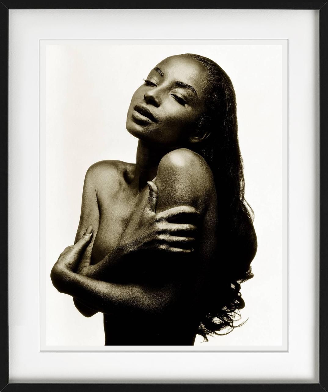 Sade, la cantante soul nigeriana britannica fotografata da Albert Watson.

Tutte le stampe sono in edizione limitata. Disponibile in più misure. Cornici di alto livello su richiesta.

Tutte le stampe sono realizzate e firmate dall'artista. Il