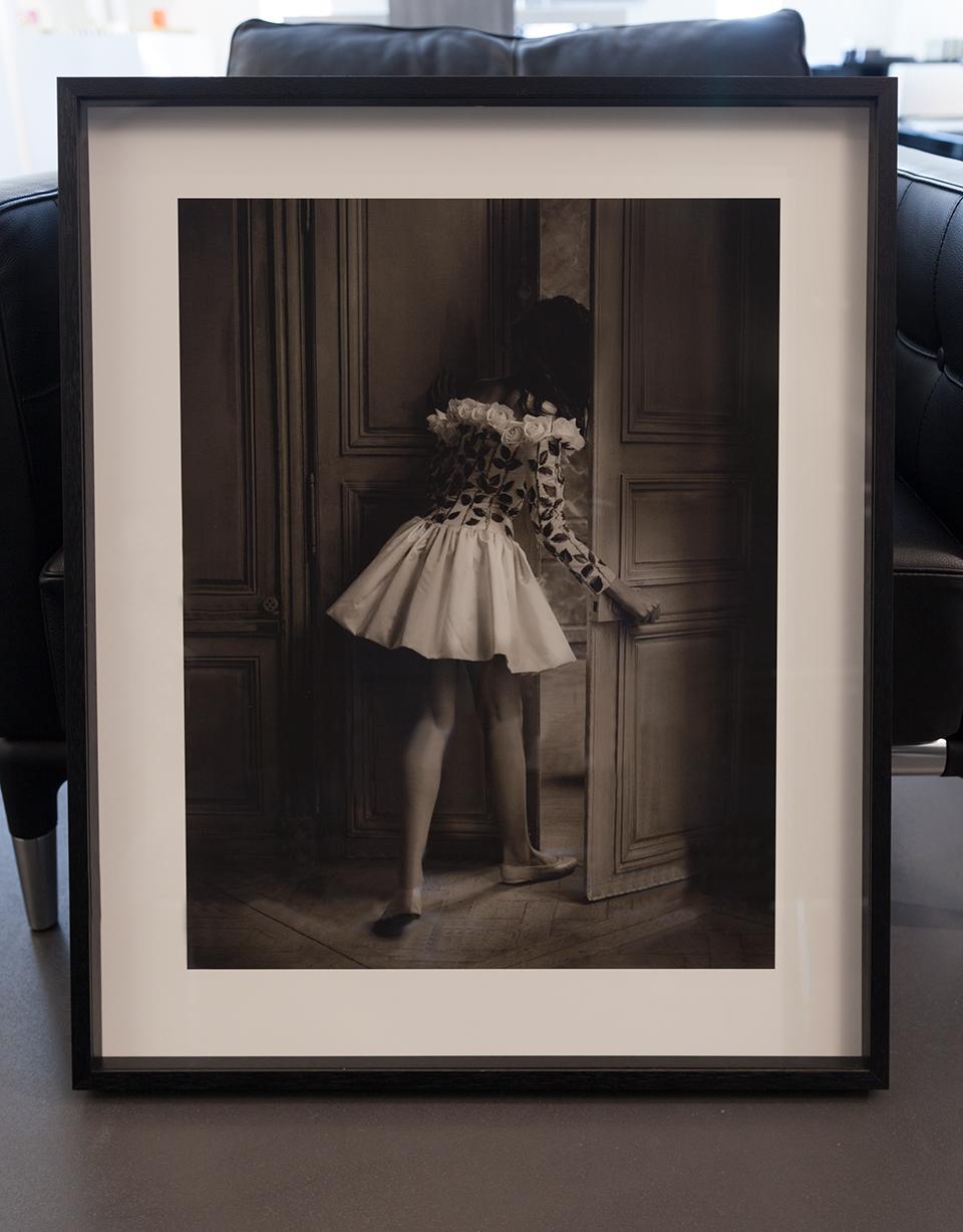 Sandrine Ho für die italienische Vogue in Valentino, Paris – Kunstfotografie, 1988 – Photograph von Albert Watson