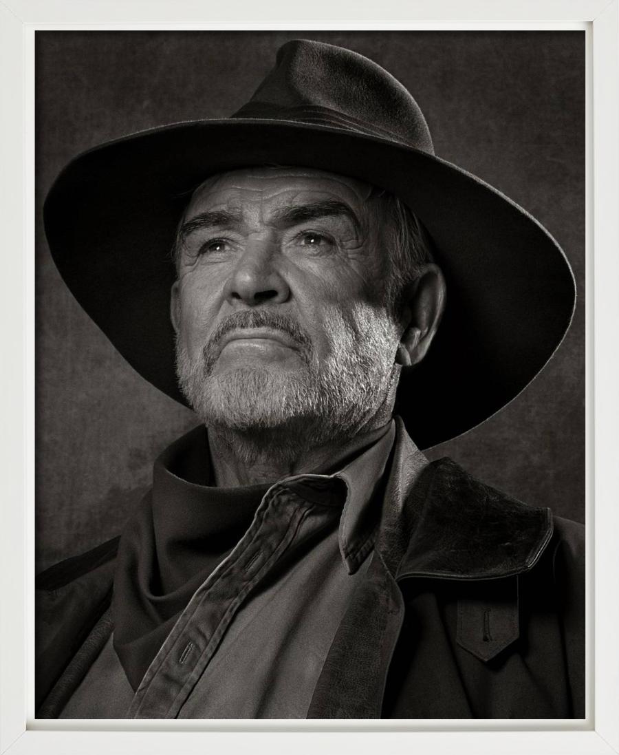 Sean Connery, Prag – Porträt mit Cowboyhut, Kunstfotografie, 2002 (Grau), Black and White Photograph, von Albert Watson