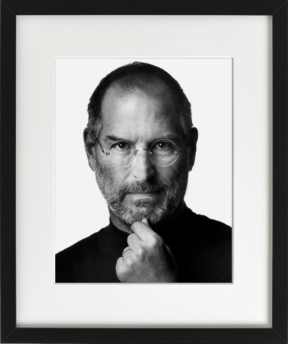 Steve Jobs – Porträt des Geschäftsmannes in Rollkragenpullover, Fotograpie 2006 (Schwarz), Portrait Photograph, von Albert Watson