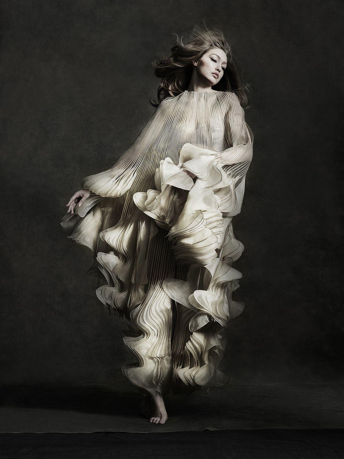 Das Supermodel Gigi Hadid schwebt in einem Iris van Herpen-Kleid, 2019