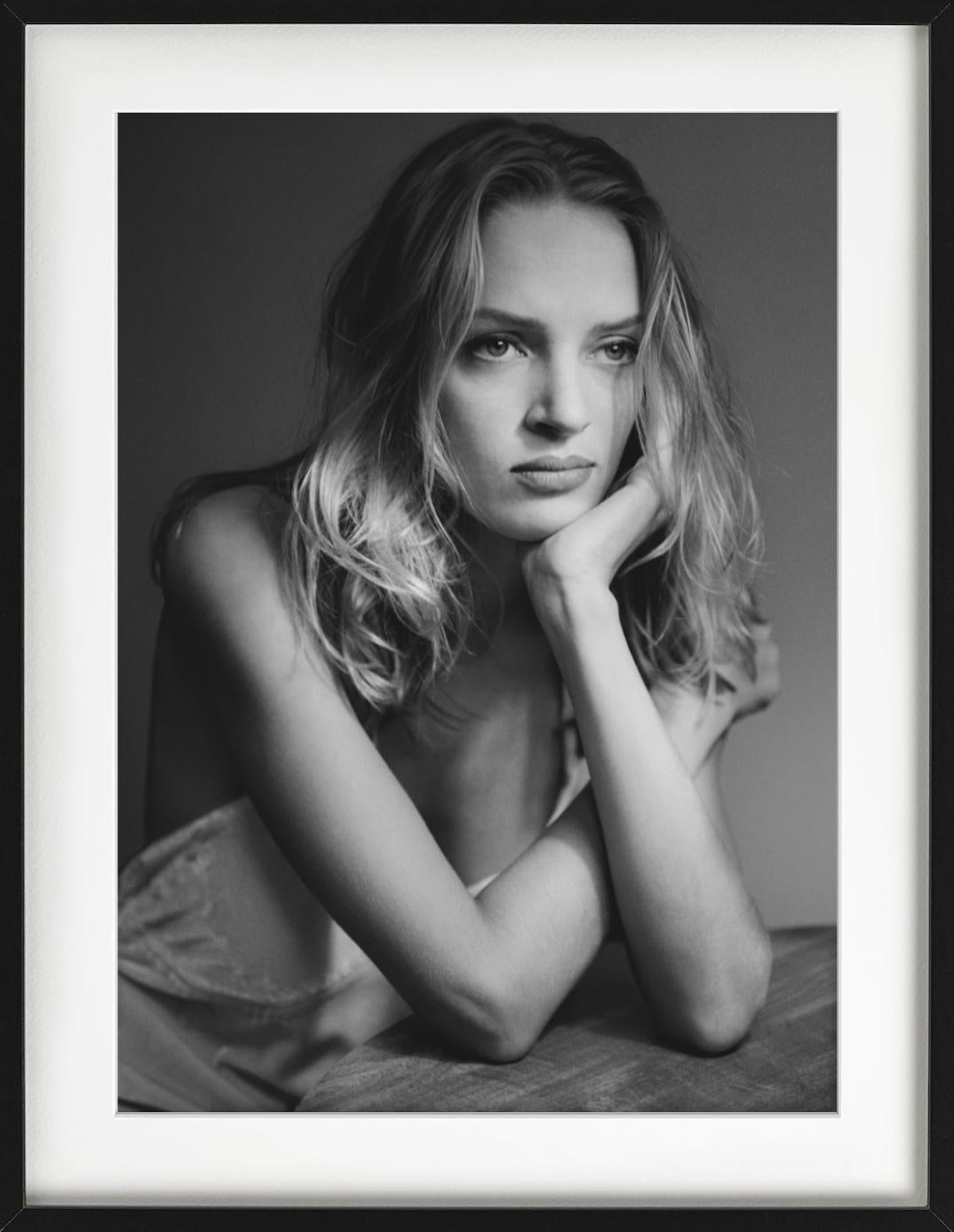 Uma Thurman, NYC, Fotografia d'autore, 1993 - Color Photograph Nero di Albert Watson