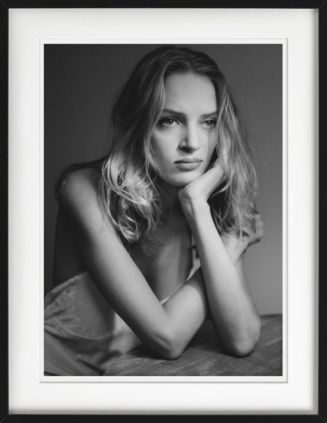 Ritratto in bianco e nero dell'attrice Uma Thurman a New York, fotografata da Albert Watson.

Tutte le stampe sono in edizione limitata. Disponibile in più misure. Cornici di alto livello su richiesta.

Tutte le stampe sono realizzate e firmate