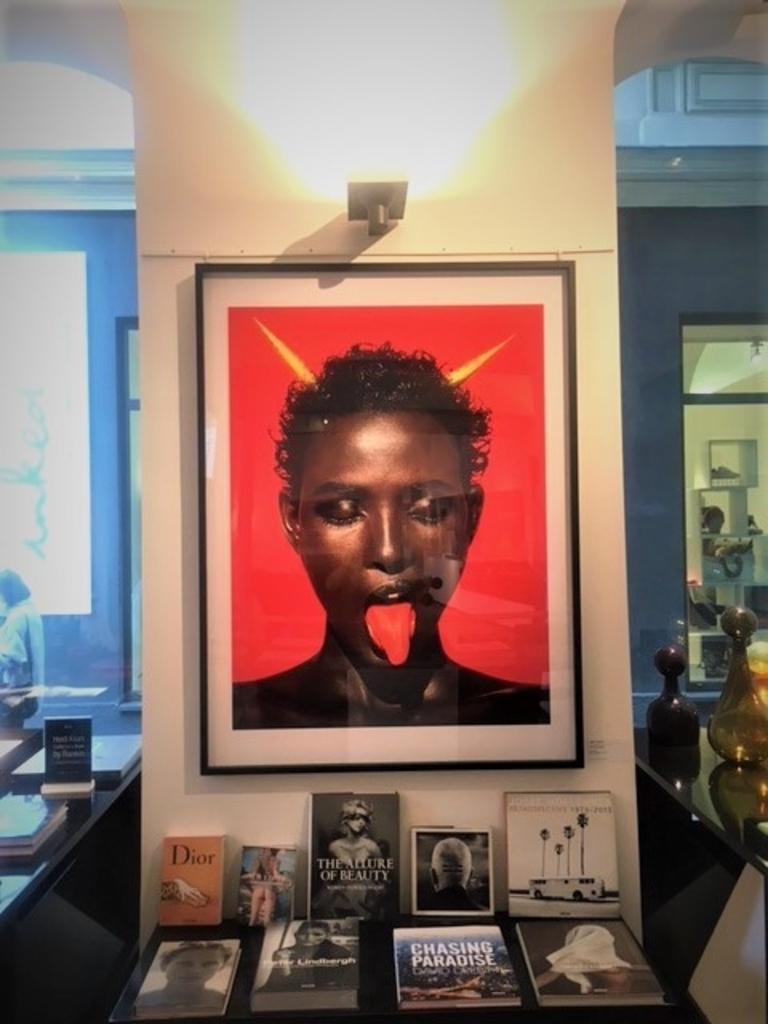 Waris Dirie Marrakech - iconica top model con sfondo rosso - Photograph Contemporaneo di Albert Watson