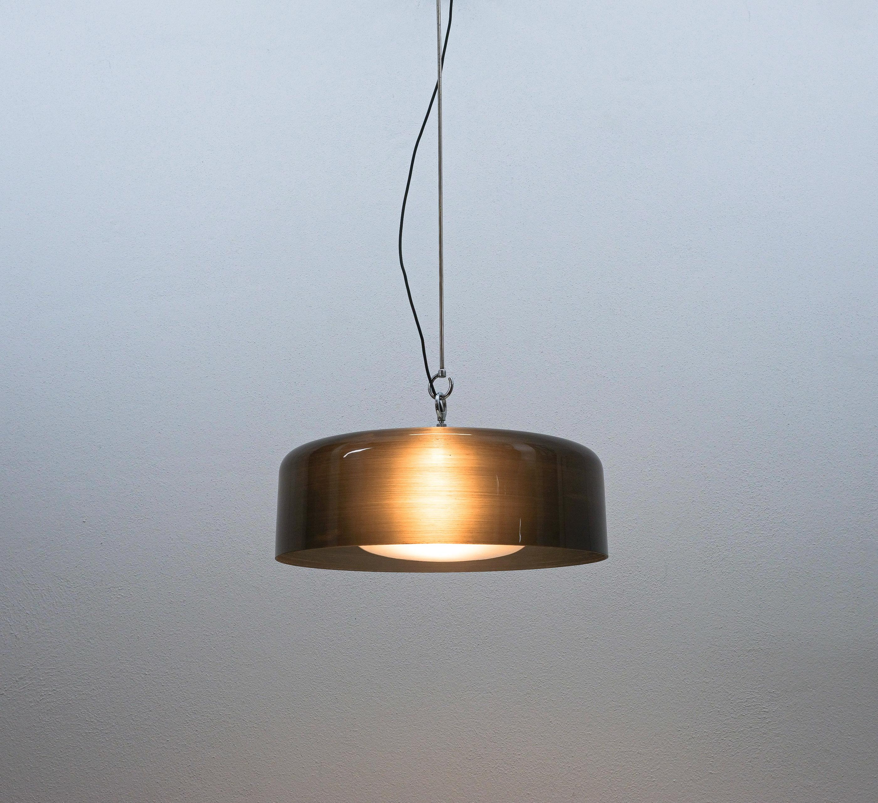 Lampada a sospensione originale del 1955 di Arteluce Milano, disegnata da Franco Albini e Franca Helg.

Originale Midcentury di grandi dimensioni con un grande paralume scuro in lucite da 22,6 pollici e un paralume interno in vetro opalino. Una