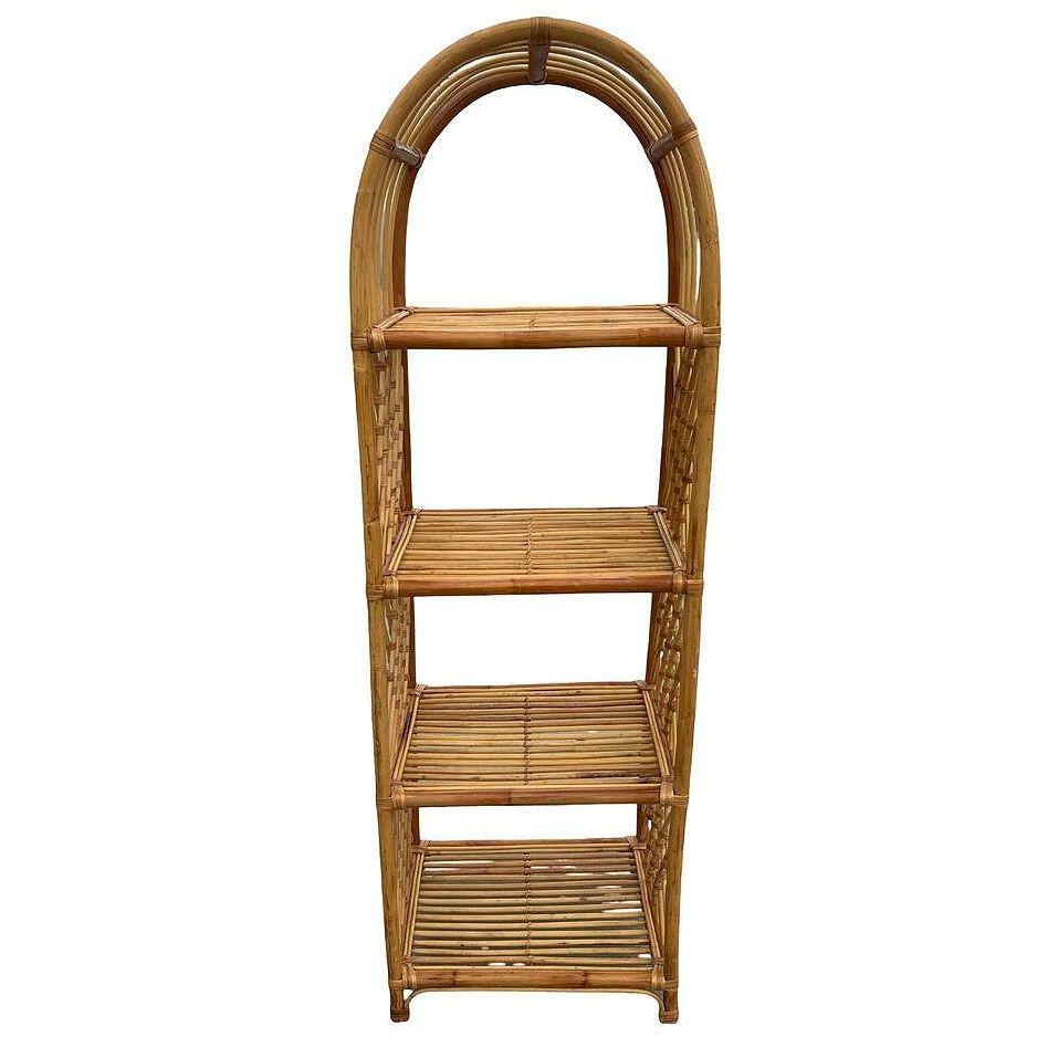 Questa splendida étagère in rattan della metà del secolo scorso, ispirata a Paul Frankl, presenta un design ispirato a Franco Albini, con un'ampia forma ad arco con ripiani e lati in rattan a bastoncini incrociati e intricati, fissati a grandi archi