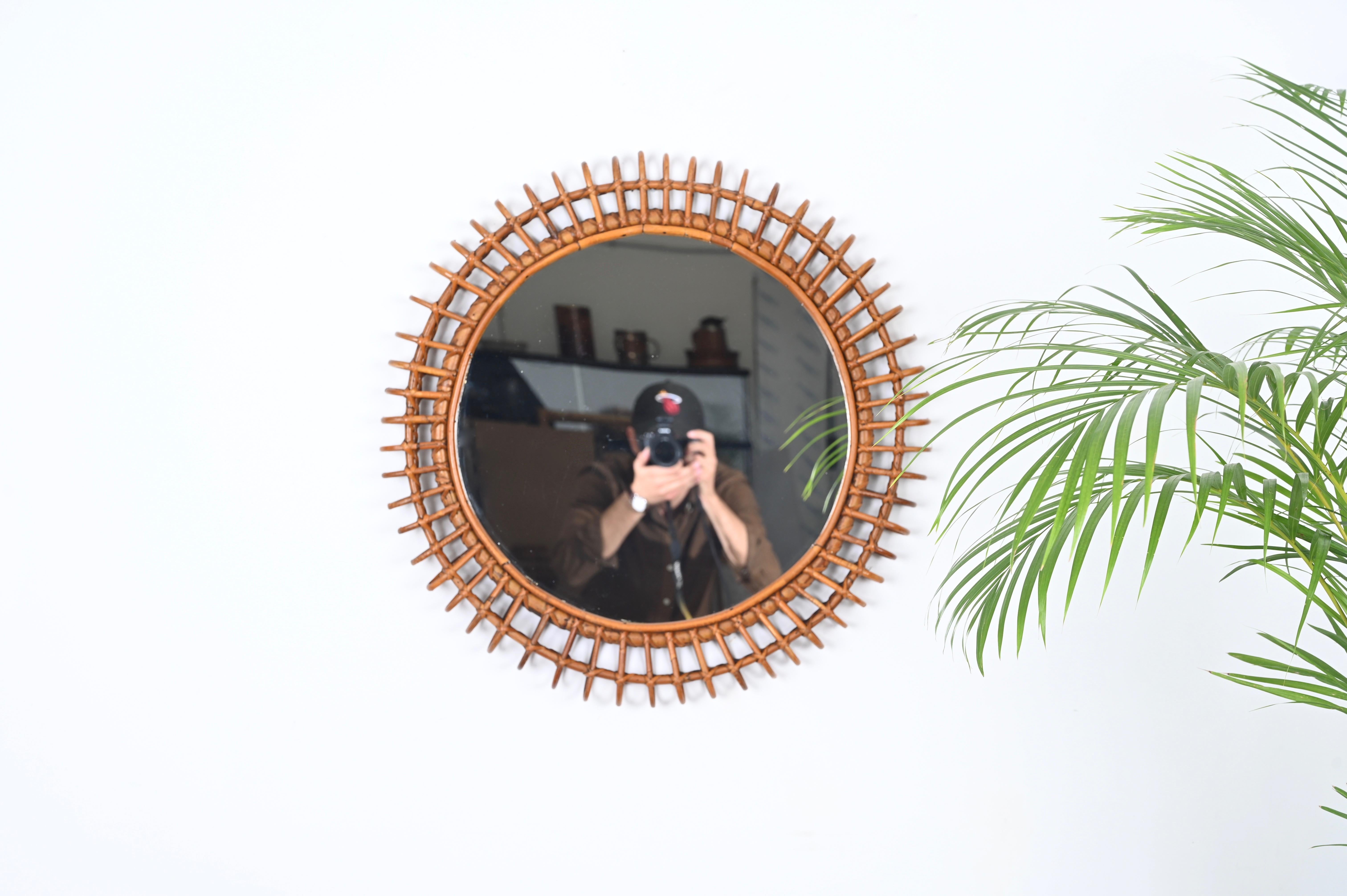 Fantastic Cote d'Azur mid-century round mirror in bamboo, rattan and wicker. This astonishing piece was produced in Italy during the 1960s, and it is attributed to the mastery of Franco Albini.

This stunning mirror features a triple frame in curved