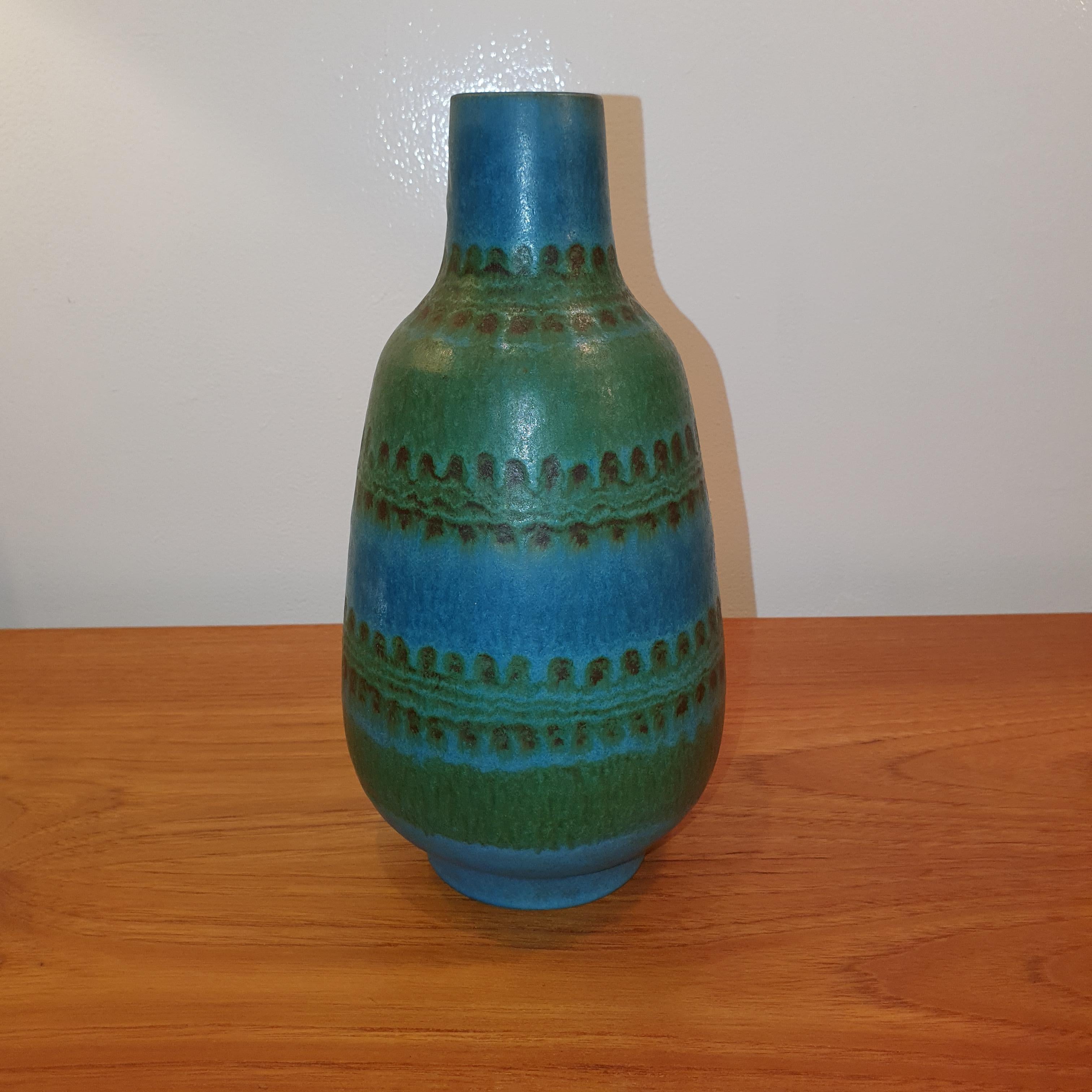 Magnifique vase vert de mer de forme unique par Alvino Bagni pour Rosenthal netter. marqué Italie sur le dessous.