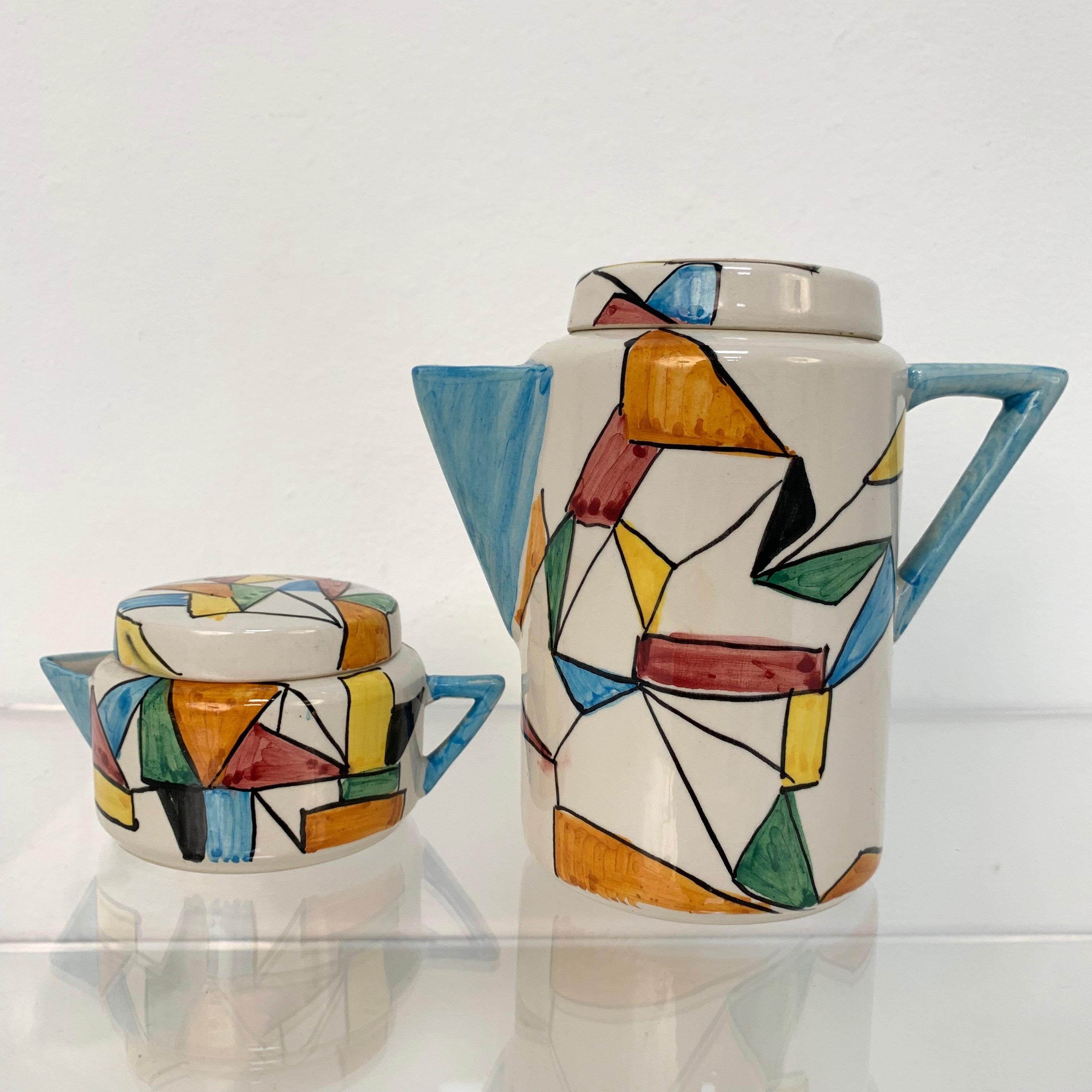 Ceramica Albisola - futurismo
E' una produzione limitata di un servizio personalizzato disegnato dalle ceramiche San Giorgio tra gli anni 1965-1970. Il simbolo della fabbrica per lo stencil indica la sua rarità. Il design è stato creato e viene